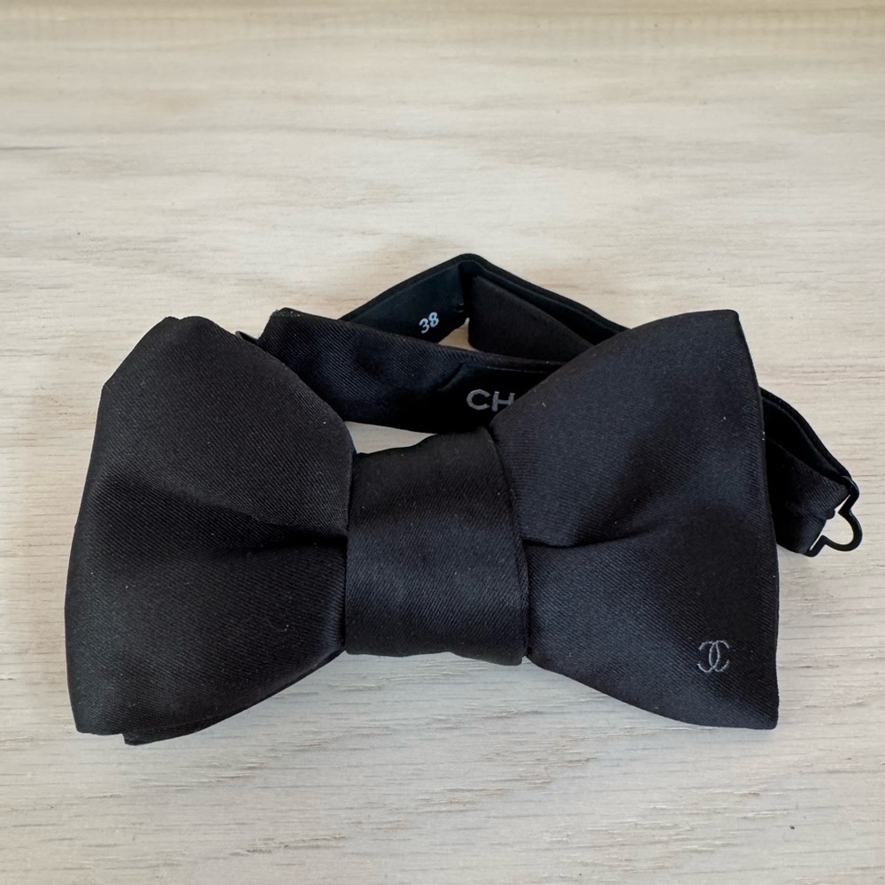 CHANEL Elegant Black Silk Bow Tie